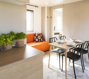 - une salle à manger et un salon avec une table et des chaises dans l'établissement Centro Vacanze - Garden River, à Altidona