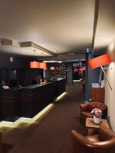 een lobby met een bar en een wachtkamer bij HOTEL BORNEM in Bornem