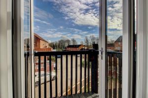 Balkón nebo terasa v ubytování 2 Minutes from MK Central by car- 2 Bed Apartment - 2 Free Parking spaces- Hosted by StayinMK + 1 fotografie