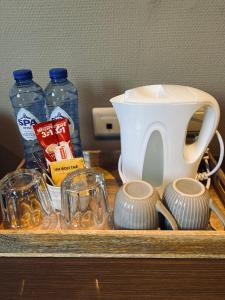 een houten dienblad met een waterkoker en andere artikelen bij HOTEL BORNEM in Bornem