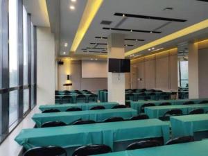 長春的住宿－Echarm Hotel Changchun Yiqi Automotive Trade City Wanda，一间会议室,配有蓝色的桌椅