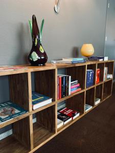 un estante de libros con un jarrón encima en HOTEL BORNEM, en Bornem