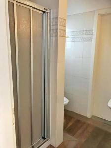 ein Bad mit einer Dusche und einem WC in der Unterkunft mini Haus mit Pergola -NL-00000196 in Tenero