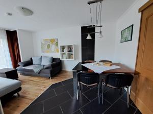 ein Wohnzimmer mit einem Tisch und einem Sofa in der Unterkunft 3 Sterne FH Fürstenwalde in Fürstenwalde