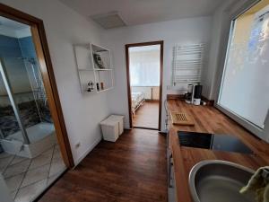 uma casa de banho com uma banheira, um lavatório e um espelho. em 3 Sterne FH Fürstenwalde em Fürstenwalde