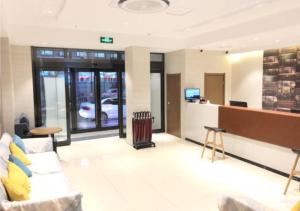 un vestíbulo con una sala de espera y un concesionario de coches en Jtour Inn Changchun Railway Station South Plaza, en Changchún