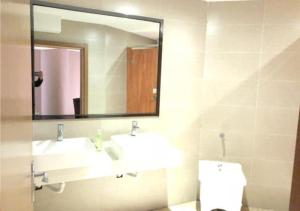 baño con 2 lavabos y espejo grande en Jtour Inn Changchun Railway Station South Plaza, en Changchún