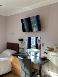 Postel nebo postele na pokoji v ubytování Aachen Hotel
