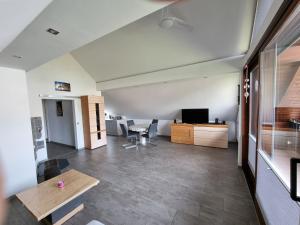 sala de estar con mesa y TV en Ferienwohnung Wahler, en Ramsthal