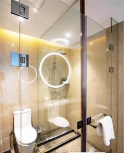 een badkamer met een glazen douche en een toilet bij Echeng Hotel Sanming City Government RT-Mart in Sanming