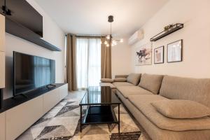 sala de estar con sofá y TV de pantalla plana en Central View Apartment 1, en Blagoevgrad