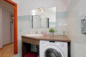 W łazience znajduje się pralka i umywalka. w obiekcie Gallery Home w Rzymie +37 zdjęć