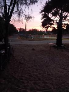 Alba o tramonto visti dall'interno della stanza in casa privata o dai dintorni