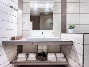 a bathroom with a sink and a mirror at Appartements en Centre Ville de Bordeaux in Bordeaux