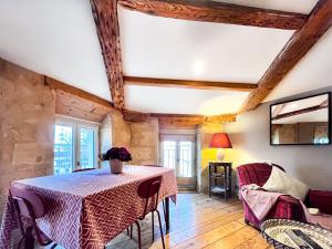 a dining room with a table and chairs at Appartements en Centre Ville de Bordeaux in Bordeaux