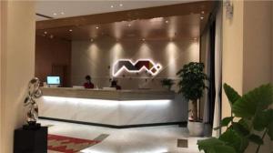 Borrman Hotel Jingzhou Jiangjin West Road Wanda Plaza Fantawild في Caoshi: لوبى مع شعار M على الحائط