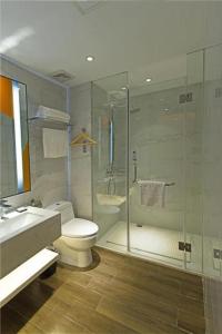 Borrman Hotel Jingzhou Jiangjin West Road Wanda Plaza Fantawild في Caoshi: حمام مع دش ومرحاض ومغسلة