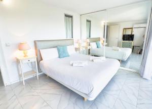 Łóżko lub łóżka w pokoju w obiekcie Skol 727 Lovely 2 Bedroom Duplex in Marbella Center