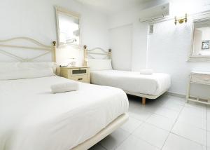 Łóżko lub łóżka w pokoju w obiekcie Skol 727 Lovely 2 Bedroom Duplex in Marbella Center