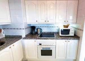 Kuchnia lub aneks kuchenny w obiekcie Skol 727 Lovely 2 Bedroom Duplex in Marbella Center