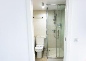 Łazienka w obiekcie Skol 727 Lovely 2 Bedroom Duplex in Marbella Center