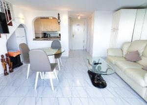 Kuchyň nebo kuchyňský kout v ubytování Skol 727 Lovely 2 Bedroom Duplex in Marbella Center