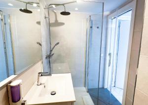 Łazienka w obiekcie Skol 727 Lovely 2 Bedroom Duplex in Marbella Center