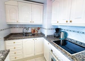 Kuchnia lub aneks kuchenny w obiekcie Skol 727 Lovely 2 Bedroom Duplex in Marbella Center