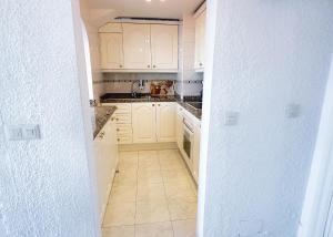 Kuchnia lub aneks kuchenny w obiekcie Skol 727 Lovely 2 Bedroom Duplex in Marbella Center
