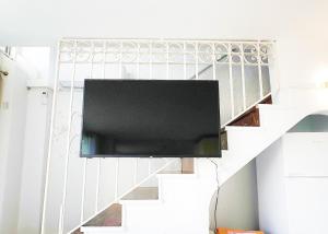 TV at/o entertainment center sa Skol 727 Lovely 2 Bedroom Duplex in Marbella Center