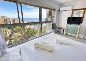 Łóżko lub łóżka w pokoju w obiekcie Skol 727 Lovely 2 Bedroom Duplex in Marbella Center