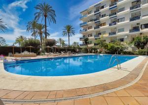 Basen w obiekcie Skol 727 Lovely 2 Bedroom Duplex in Marbella Center lub w pobliżu