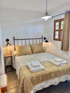 1 dormitorio con 1 cama con 2 toallas en El Majuelo 2, en Níjar