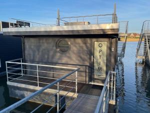 ヴァンガーラントにあるHausboot Optimaの小舟が水上に停泊