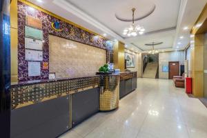 een lobby van een hotel met een receptie bij Ying Feng Yuan Hotel in Guangzhou
