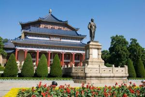 廣州的住宿－Ying Feng Yuan Hotel，雕像在一座有雕像的建筑前方的雕像
