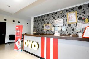 OYO 2400 Maleo Exclusive Residence في باندونغ: كونتر متجر في متجر مع علامة على الحائط