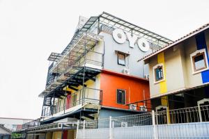 OYO 2400 Maleo Exclusive Residence في باندونغ: مبنى عليه لافته