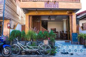 清刊Thaitara Chiangkhan的停在大楼外的一群自行车