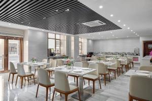 a dining room with tables and chairs in a restaurant at Laog hao hotel in Shunde