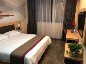 Habitación de hotel con cama grande y escritorio. en Thank Inn Hotel Anhui Chuzhou Fengyang County Bus Station en Shanhoujie
