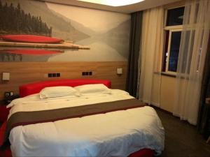 1 dormitorio con 1 cama grande y una pintura en la pared en Thank Inn Hotel Anhui Chuzhou Fengyang County Bus Station en Shanhoujie