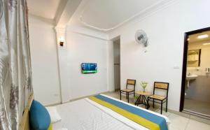 TV a/nebo společenská místnost v ubytování Bích Ngọc Hotel Hà Nội