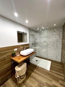 シラクーサにあるLa Terrazza di Pindaroのバスルーム(洗面台、ガラス張りのシャワー付)