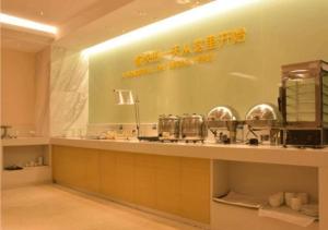 eine Restaurantküche mit einer Theke und einem Schild an der Wand in der Unterkunft City Comfort Inn Baise Tiandong in T'ien-tung