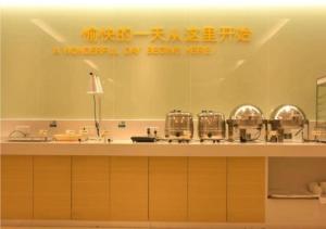 eine Küche mit Töpfen und Pfannen auf einer Theke in der Unterkunft City Comfort Inn Baise Tiandong in T'ien-tung
