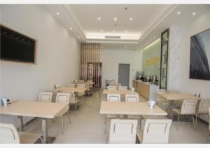 a classroom with tables and chairs in a room at City Comfort Inn Shantou Daxue Road in Shantou