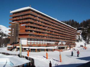 La Plagne Tarentaise的住宿－Résidence Le France - Studio pour 4 Personnes 744，雪地滑雪场上的大型建筑