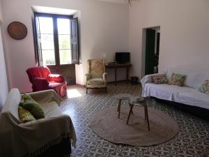uma sala de estar com dois sofás e uma mesa em Apartamento en Masia catalogada em Tarragona