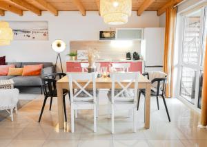 a kitchen and dining room with a table and chairs at DOMKI LAURA z sauną i gorącą balią z jacuzzi in Jastrzębia Góra